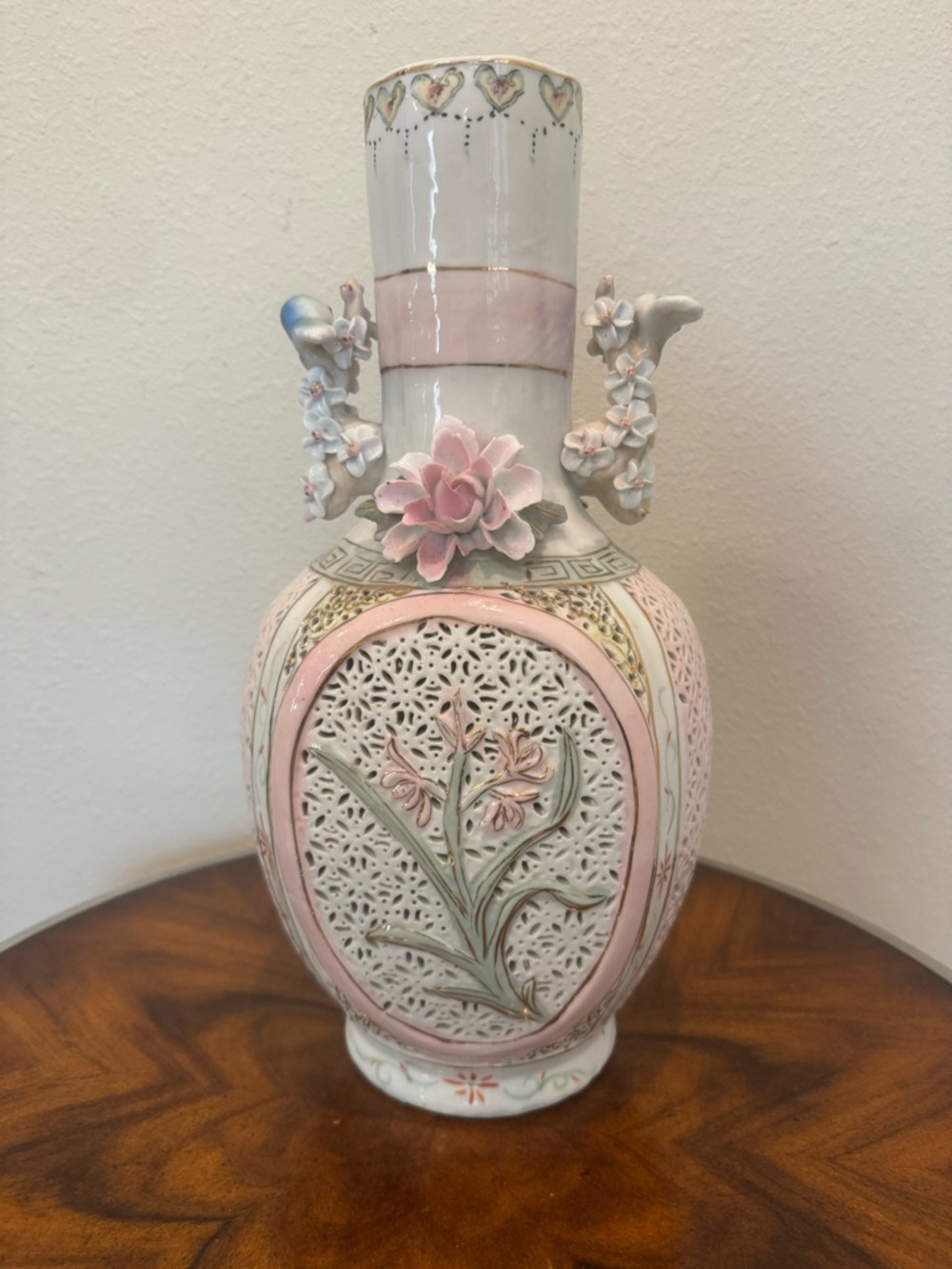 Beautiful vintage Chinese reticulated vase with birds, butterflies and flowers - Picture 10 of 16